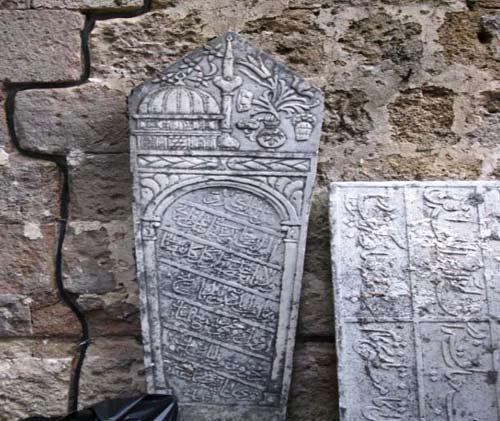 Rodosta Osmanlıdan kalma tarihî camii ve mezar taşlarının içler acısı hali insanı ürpertiyor. Konya Bölge Yazma Eserler Kütüphanesi Müdürü Şahin, Buradaki tarihî Osmanlı mirasına sahip çıkılmalı diyor.