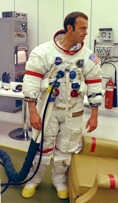 Apollo Projesi. Alan Shepard ay yüzeyine iniş için yapılan hazırlıklar aşamasında elbiselerle poz veriyor. O aynı zamanda 1961 yılındaki ilk uçuş takımında da göev almıştı.