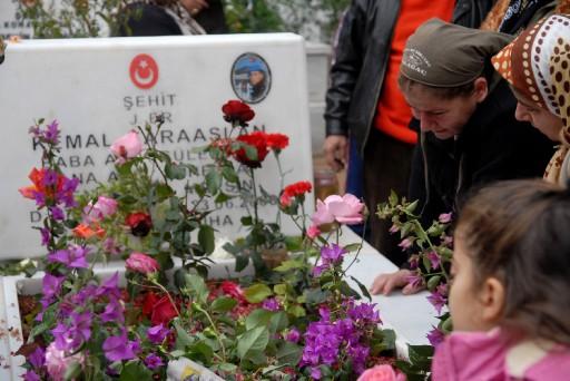 Arefe günü şehitlikler doldu, taştı