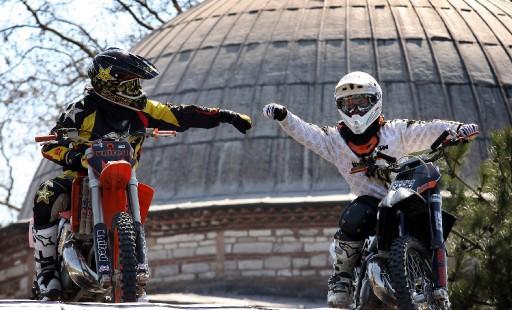 Dünya Motokros Şampiyonası'nın, İstanbul'da yapılacak 3. ayağı öncesi, dünyanın en usta motokrosçuları Sultanahmet'te akrobasi gösterileri yaptı.