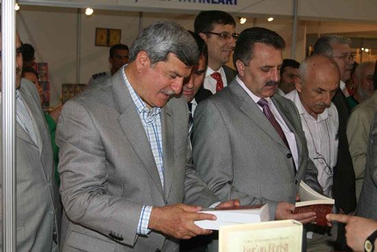 Kocaeli Büyükşehir Belediyesinin bu yıl ilkini gerçekleştirdiği Kitap Fuarı, İnterteks Fuar Alanında, il protokolü ve 3 bine yakın vatandaşın katılımıyla açıldı.