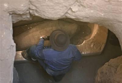 2600 yıllık mumya bugün basına poz verdi! Mısır'ın baş arkeoloğu Zahi Hawass Firavun döneminden kalma, kireç taşı bir lahit içinde bulunan hiç bozulmamış bir mumyayı tanıttı. İşte ilginç fotoğraflar...