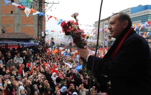 Başbakan Recep Tayyip Erdoğan yerel seçim gezilerinde bugünkü durağı Van'dı. Yoğun kalabalığın gözlemlendiği mitingde Erdoğan, Baykal'a miting dersi verdi