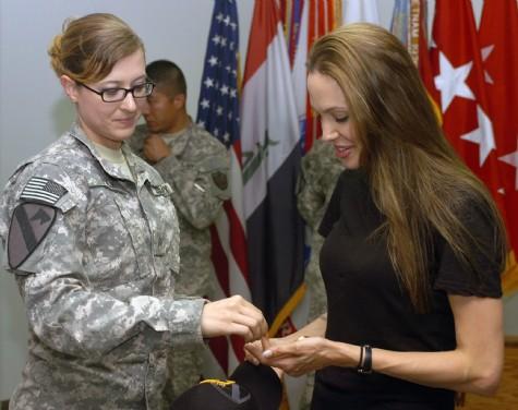 Jolie, Iraklı anneleri Size okul ve hastane bulunması için Birleşmiş Milletler ve Irak hükümetinden destek isteyeceğim. Siz yoksul olduğunuz için değil, Irak'ın geleceği olduğunuz için yardıma muhtaçsınız diye teselli etmeye çalıştı.
