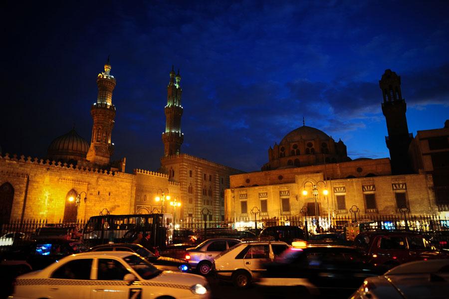 UNLU HAN HALIL YA DA DIGER ADI ILE HUSEYIN BOLGESININ HEMEN ALTINDA BULUNAN SILAHTAR SULEYMAN AGA CAMI ILE SEBIL KUTTABI, OSMANLI MIMARISINDEKI BATILI USLUP VE CIZGILERIN GORULMEYE BASLADIGI DONEMDE IMAR EDILMIS ONEMLI YAPILARDAN BIRI. SILAHTAR SULEYMAN AGA CAMI'NIN DE ARALARINDA BULUNDUGU MUIR LI DINILLAH CADDESI'NDE, OSMANLI DONEMINDEN KALMA 2 SU SEBILI ILE BAZI KONAKLAR (FOTOGRAFTA) BULUNUYOR.