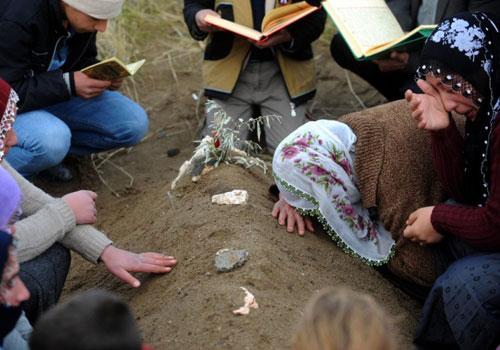 Van'ın Erciş ilçesinde yaşanan depremde hayatını kaybedenler Kurban Bayramı'nın ilk gününde yakınları tarafından mezarları başında dualarla ve gözyaşları içinde anıldı.