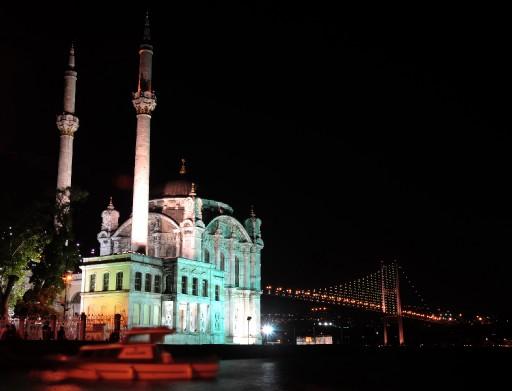 Eyfel Kulesi'nden Mısır piramitlerine, Akropolis'ten, ünlü saat kulesi Big Ben'e kadar pek çok ünlü yapıyı aydınlatan Philips, 3 bin 250 adet 'LED sistemi'yle, Boğaziçi'ni yeniden aydınlattı