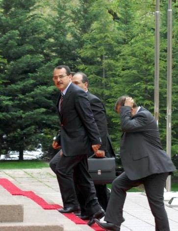 Bakanlar Kurulu, Başbakan Recep Tayyip Erdoğan başkanlığında toplandı. Toplantıya, yeni göreve başlayan bakanlar da katıldı. 27 koltuklu ilk Bakanlar Kurulu'ndan ilk kareler: