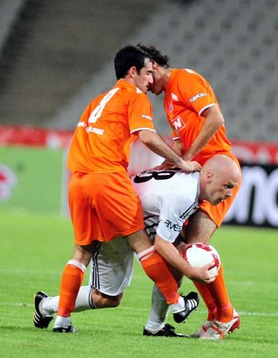 2009-2010 Sezonu perdesini açtı. Şampiyon Beşiktaş, açılış maçında İstanbul Belediyespor'la öne geçtiği maçta 1-1 berabere kaldı...