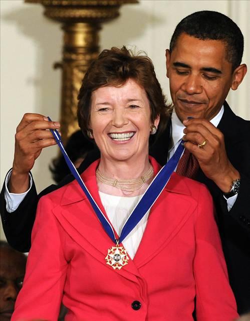 İrlanda'nın ilk kadın Devlet Başkanı Mary Robinson