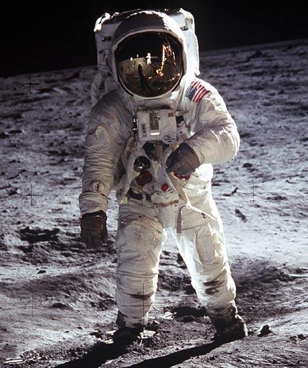 Apollo astronotu Buzz Aldrin ay yüzeyinde. 20 Haziran 1969. Bu tarihin en ilgi çekici fotoğraflarından biri olarak Neil Amstrong tarafından çekildi. O da elbisenin yüz kısmında yansıyan görüntüde yer alıyor...