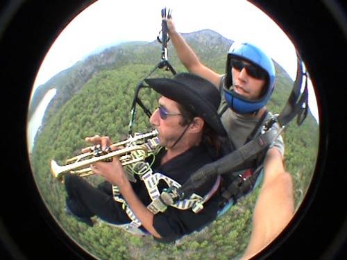 Muğla'nın Fethiye ilçesinde yamaç paraşütü ile atlayan kovboy kıyafetli müzisyen, yerden bin 800 metre yüksekte konser verdi. Babadağı'ndan cenaze marşıyla başlayan uçuş sahilde Gençlik Marşı ile son buldu.