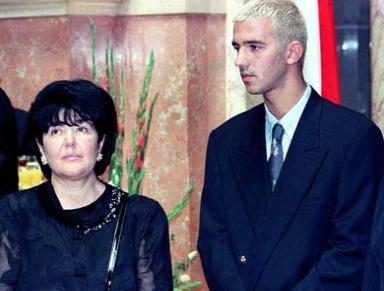 Mirjana Miloseviç:
Sırplar'a uyguladığı ağır baskılarla bilinen Slobodan Miloseviçin eşi Mirjana Miloseviç de diğer diktatör eşlerine benzer bir profille karşımıza çıkıyor.