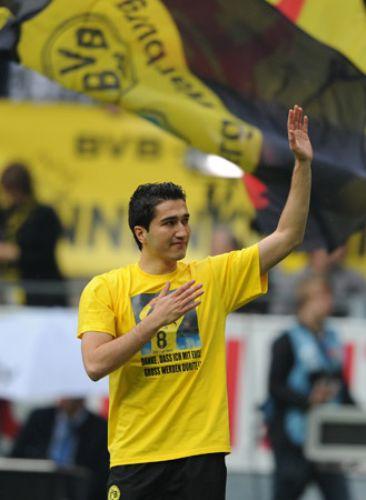 Bundesliga'da geçen hafta şampiyonluğu garantileyen Dortmund, Daum'un takımı E. Frankfurt'u 3-1 mağlup ederek ikinci lige gönderirken Nuri Şahin duygulu anlar yaşadı.