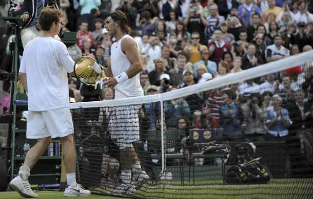 Rafael Nadal, ev sahibi İngilizlerin tek umudu Andy Murray'i yenmekte zorlanmadı...