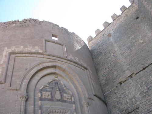 Giriş burcu dışında kalenin tahkimatını arttıran 7 tane daha burç  ve kule bulunmakta.