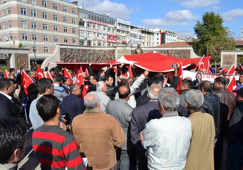 Hakkari'deki terörist saldırısı vatandaşı sokağa döktü. Yurdun çeşitli yerlerinde yapılan gösterilerde ''Şehitler ölmez vatan bölünmez'', ''Askere uzanan eller kırılsın'' sloganları atıldı.