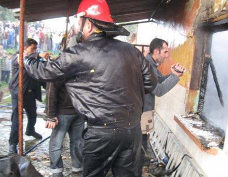 Manisanın Turgutlu ilçesinde çıkan yangında, annelerinin üzerlerine kapıyı kilitleyerek gittiği evde 2 ve 4 yaşlarındaki iki kardeş feci şekilde can verdi.