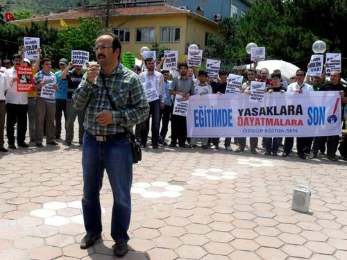 TOKAD ve Özgür Eğitim-Sen'in Yasakçı Eğitime Hayır! eyleminde, ÖSSdeki başörtüsü yasağı ve katsayı adaletsizliği kınandı, eğitimi okul duvarlarına hapseden anlayışa itiraz edildi.