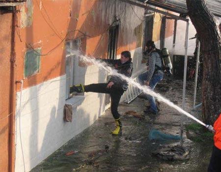 Manisanın Turgutlu ilçesinde çıkan yangında, annelerinin üzerlerine kapıyı kilitleyerek gittiği evde 2 ve 4 yaşlarındaki iki kardeş feci şekilde can verdi.
