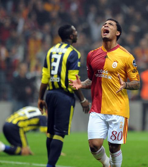 26. hafta- Galatasaray1 : 2 Fenerbahçe, Galatasaray Kazım'la umutlanmıştı ancak Fenerbahçe'nin 2 golü Hagi'nin ipini çekti