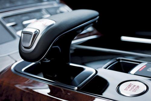 <strong>Teknik Özellikler: </strong><br><br>
Konfigürasyon: Önden motorlu, arkadan itişli sedan Motor: 4.2 litrelik V8 Şanzıman: 8 hızlı otomatik Beygir Gücü: 372 hp 6800 Tork: 328 ft lbs 3500 d/d Ağırlık: 2020 kg 0-100 km/s hızlanma: 5,7 saniye Maksimum hız: 209 km/s
Fiyatı: 84.000 $