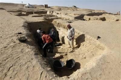2600 yıllık mumya bugün basına poz verdi! Mısır'ın baş arkeoloğu Zahi Hawass Firavun döneminden kalma, kireç taşı bir lahit içinde bulunan hiç bozulmamış bir mumyayı tanıttı. İşte ilginç fotoğraflar...