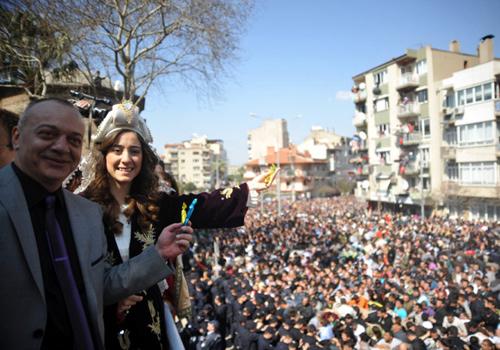 471. Uluslararası Mesir Festivali kapsamında, kortej yürüyüşü ve mesir macununun saçım töreni yapıldı. Mesir macunu saçımı sırasında izdiham yaşanırken, Osmanlı padişahlarını canlandıran oyuncular,geçmiş hakkında kısa bilgiler verdi.