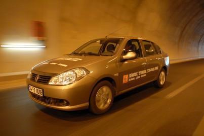 Renault, piyasaya çıkarmaya hazırlandığı yeni Symbol'ün yakıt testini Türkiye'de gerçekleştirdi.