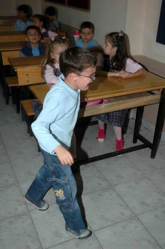 Okul öncesi ve ilköğretim 1 .sınıf öğrencileri için ders zili bugün çaldı. Çocuklar ilk günün heyecanı ve tedirginliğiyle sıralara oturuken anne ve babalar da heyecanlandı.