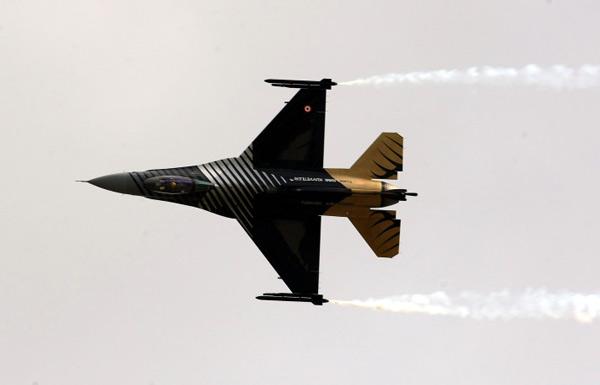 'Solo Türk' adı verilen ve çeşitli donanımlarla güçlendirilen F-16 savaş uçağı, tek başına sergilediği gösterilerle, Türk Yıldızları gibi nefesleri kesti.