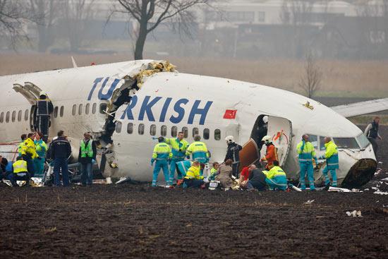 Türk Hava Yolları'na ait uçak, Hollanda'nın Amsterdam kentinde Schiphol havaalanına inerken yere çakıldı.
