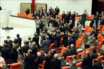 12 EYL&Uuml;L'DEN SONRA 16 DEĞİŞİKLİK

Aradan ge&ccedil;en 28 yılda anayasa değişikliği ya da yeni bir anayasa yapılması hep tartışıldı, belirli d&ouml;nemlerde T&uuml;rkiye g&uuml;ndeminde yer alan &ouml;nemli konulardan biri oldu. Bu s&uuml;re&ccedil;te, ge&ccedil;ici maddelerle birlikte toplam 194 madde bulunan 1982 Anayasası'nın toplam 80 maddesi değiştirildi, eklenen 3 ge&ccedil;ici maddeden 2'si daha sonra metinden &ccedil;ıkarıldı. 1982 Anayasası'ndaki ilk değişiklik kabul&uuml;nden 5 yıl sonra, 17 Mayıs 1987 tarihinde yapıldı. Son değişiklik ise 9 Şubat 2008 tarihinde ger&ccedil;ekleştirildi.