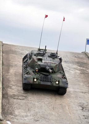 Dünya çapında önemli bir savunma sanayi markası olma yolunda önemli adımlar atan Aselsan, TSK'nın elindeki 171 adet Leopard-1 Tankının atış sistemini Volkan Atış Kontrol'üyle geliştirip, tanıttı