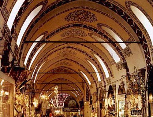 Dünyanın en eski ve en büyük alışveriş merkezleri olan Kapalıçarşı ve Mısır çarşısı mimari yapısı ve restorastonu ile ziyaretçileri büyülüyor.