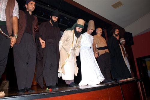 Muhammed Celaleddin'in Mevlana oluşunu anlatan Nar-ı aşk, Mevlana adlı oyunun basın mensupları için yapılan gala gecesi, halkın baskınına uğradı. 300 kişilik salonda 700 kişiyle oyun izlendi. Oyun ise ayakta alkışlandı..