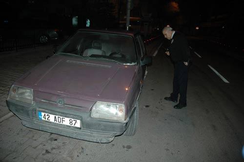 Konya'da aldatıldığından şüphelenerek kıskançlık krizine giren 3 çocuk annesi Lale K. kocası Hacı Mustafa K'yi uyuduğu sırada yatağa bağlayıp 4 yerinden bıçakladı. Hacı Mustafa K.'Nin hastane girişine bıraktığı otomobilde inceleme yapan hastane polisi, kapı üzerinde kan izlerine rastlandı
 (Ahmet Ataş/Konya-İHA)