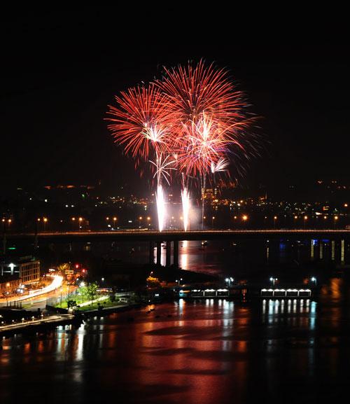 İSTANBUL'UN FETHİNİN 557. YILDÖNÜMÜ ETKİNLİKLERİ ÇERÇEVESİNDE DÜZENLENEN HAVAİ FİŞEK GÖSTERİSİ, SEYRİNE DOYULMAZ BİR MANZARA OLUŞTURDU.FOTOĞRAF: ABDULLAH COŞKUN