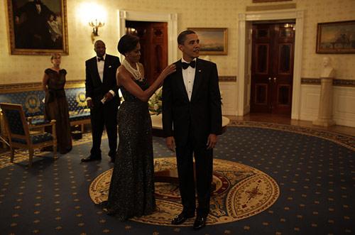 Eyalet yöneticileriyle yapılacak ilk resmi toplantı öncesinde, Michelle Obama eşinin kıyafetini düzeltiyor