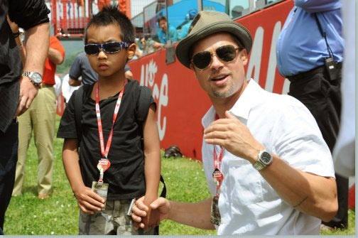 <b>Maddox Jolie-Pitt:</b> Brad Pitt ile Angelina Jolie'nin 9 yaşındaki evlatlığı Maddox da ailenin diğer şık çocuğu. Moda sayfalarından fırlamışçasına giyinen Maddox, fötr şapkası ve fularıyla tarz sahibi.