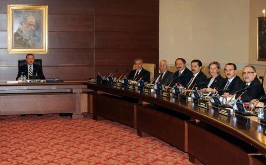 Bakanlar Kurulu, Başbakan Recep Tayyip Erdoğan başkanlığında toplandı. Toplantıya, yeni göreve başlayan bakanlar da katıldı. 27 koltuklu ilk Bakanlar Kurulu'ndan ilk kareler: