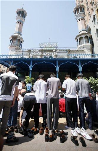 Doğu Türkistan'ı işgal ederek adını Sincan Uygur Özerk Bölgesi ilan eden Çin bu hafta olaylar nedeniyle Cuma namazı kılınmasını yasakladı ama halk yasağı tanımadı. Namaz sonrası olaylar çıktı.