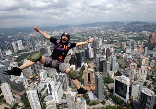 23 ülkeden 93 uluslararası jumper (atlayıcı), Malezya'da yer alan Petronas Holding'e ait olan 300 metre yükseklikteki Kuala Lumpur Tower'dan atlayış gerçekleştirdi.
Kaynak: EPA - AA