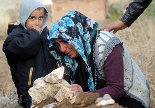 Van'ın Erciş ilçesinde yaşanan depremde hayatını kaybedenler Kurban Bayramı'nın ilk gününde yakınları tarafından mezarları başında dualarla ve gözyaşları içinde anıldı.