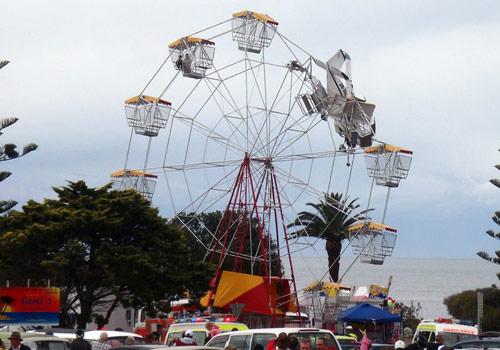 Avustralya'da görenleri hayrete düşüren bir olay yaşandı. Taree kentinde bir lunaparkta hareket halinde olan dönme dolaba uçak çarptı. Şans eseri kaza sonrasında ölen yada yaralanan olmadı.