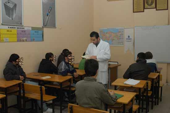 Dört yıl önce sokaklardan alınarak İSMEM'e getirilen ve önceki gün eğitim, rehabilitasyon ve meslek edindirme süreçleri sona eren 8 genç, iş hayatına atılarak yeniden sosyal yaşamın içerisine katıldı. Gençlerin mezuniyetleri, düzenlenen törenle kutlandı.
