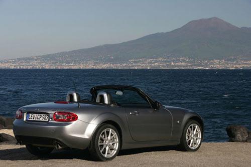 Dünya'nın en çok satan iki kişilik spor otomobili Mazda MX 5