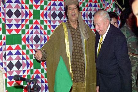 Erbakan ziyareti!
Kaddafi, 1996 yılında dönemin Başbakanı Necmettin Erbakan'ı Trablus'ta konuk etti. Erbakan'ın başbakanlığının üçüncü ayında çıktığı Ortadoğu temaslarındaki Libya durağı, Türkiye'de büyük tartışma konusu olmuştu. Uluslararası kamuoyunun dışladığı Kaddafi, ziyaretinin ikinci gününde Erbakan'ı çölde kurulan bir çadırda ağırlamıştı.