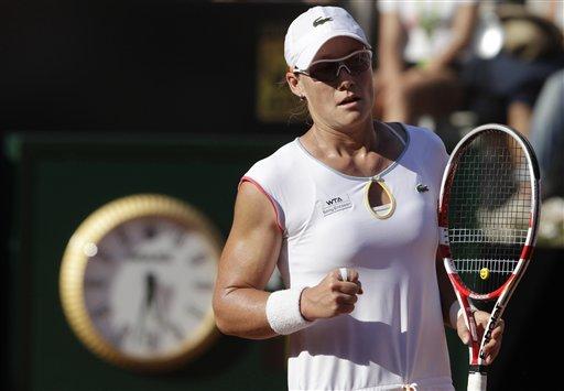 Turnuvanın 2 numaralı seribaşı evsahibi ülkeden Francesca Schiavone ise 6 numaralı seribaşı Avustralyalı Samantha Stosur'a 6-2 ve 6-4'lük iki setle boyun eğdi. Samantha Stosur, çekik gözlü bir raketle yarı final müjadelesi yapacak.