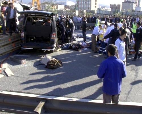 İstanbul Sultanbeyli Tem otoyolunda bir tırın yoldan çıkması sonucunda meydana gelen kazada, ilk gelen bilgilere göre en az 5 ölü ve çok sayıda yaralı olduğu belirtiliyor.